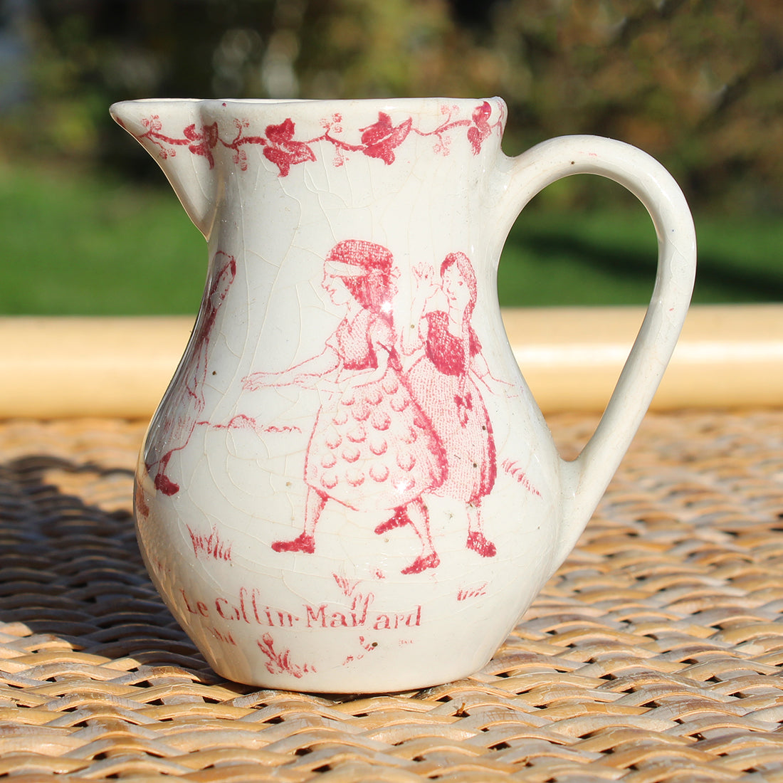 Dînette ancienne en porcelaine à décor de roses et bords dorés - Le