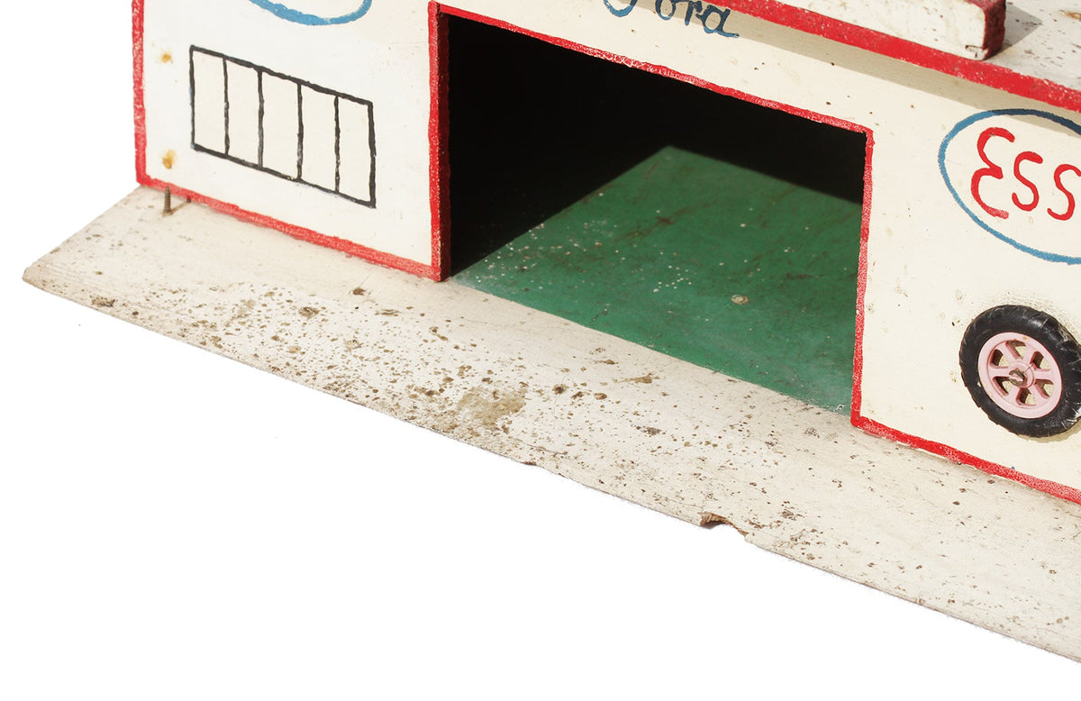 Jouet ancien garage ESSO en bois pour voitures miniatures �?? La Roue du Pass?�