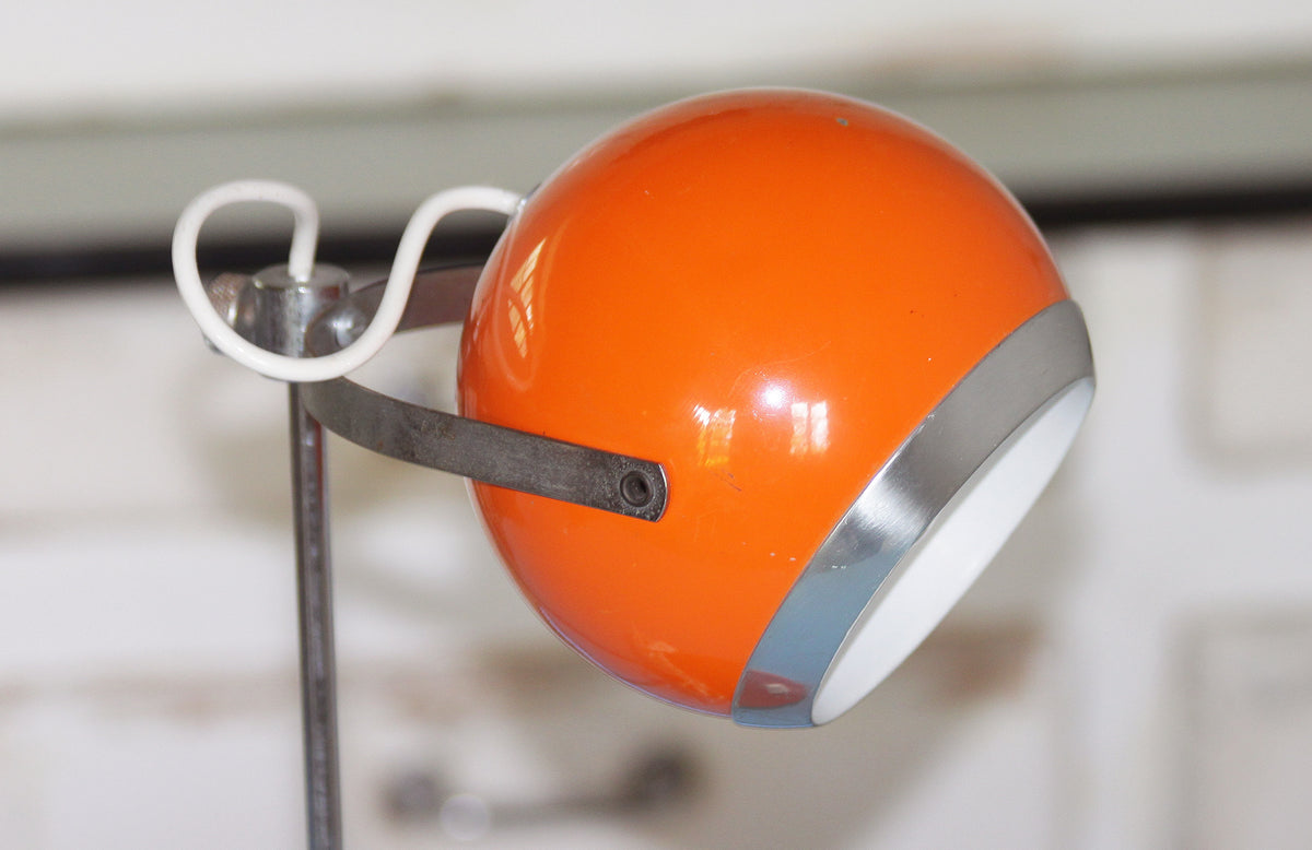 Lampe Eyeball orange vintage à poser datant des années 60