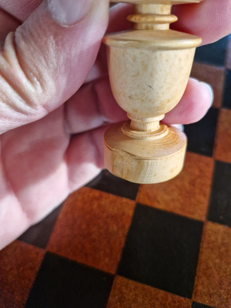 Jeu d'échecs vintage pièces en bois + échiquier rendu cuir