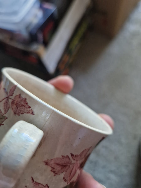 Tasse à café ancienne en opaque de Sarreguemines polychrome à motif fleuri