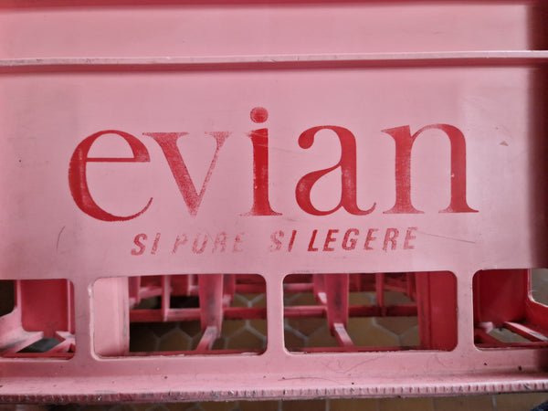 Caisse casier Soupledur à bouteilles vintage EVIAN en plastique rose