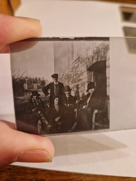 Ancienne plaque photo stéréoscopique en verre / groupe de personnes