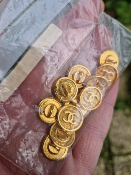 Ensemble de 11 boutons Chanel Paris vintage 18 mm modèle initiales CC en métal doré