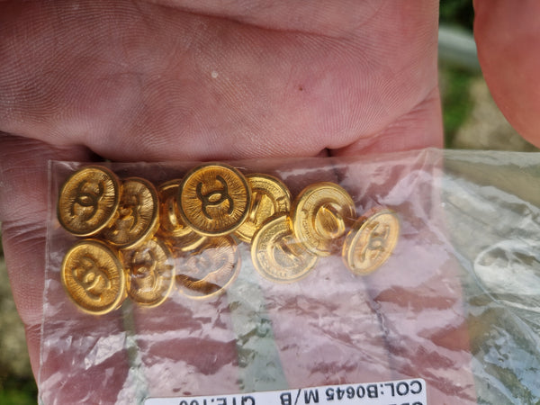 Ensemble de 11 boutons Chanel Paris vintage 18 mm modèle initiales CC en métal doré