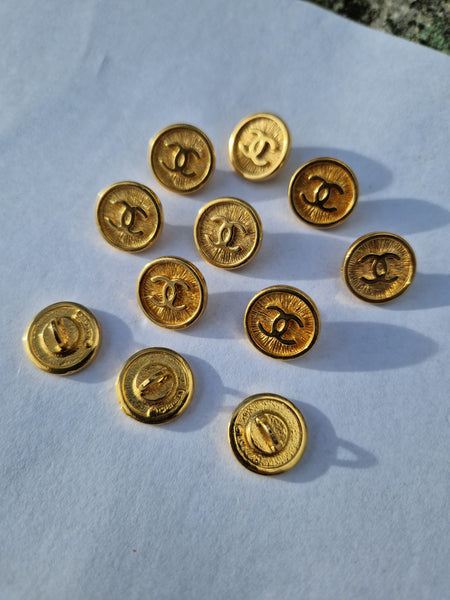 Ensemble de 11 boutons Chanel Paris vintage 18 mm modèle initiales CC en métal doré