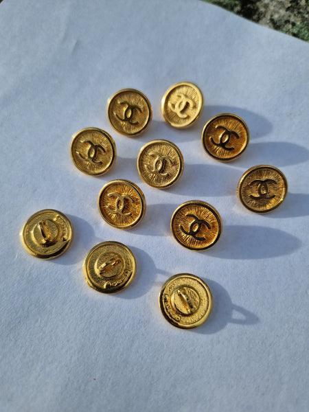 Ensemble de 11 boutons Chanel Paris vintage 18 mm modèle initiales CC en métal doré