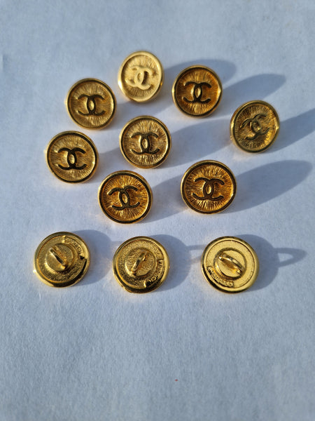 Ensemble de 11 boutons Chanel Paris vintage 18 mm modèle initiales CC en métal doré