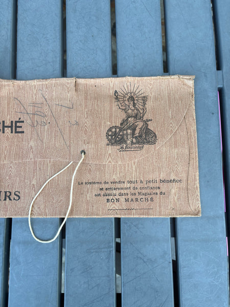 Pochette de transport en papier cartonné Au Bon Marché – Comptoir des Soieries Couleurs