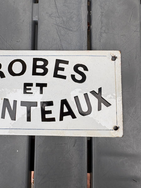 Ancienne plaque émaillée « Robes et manteaux » – Signalétique de boutique ancienne