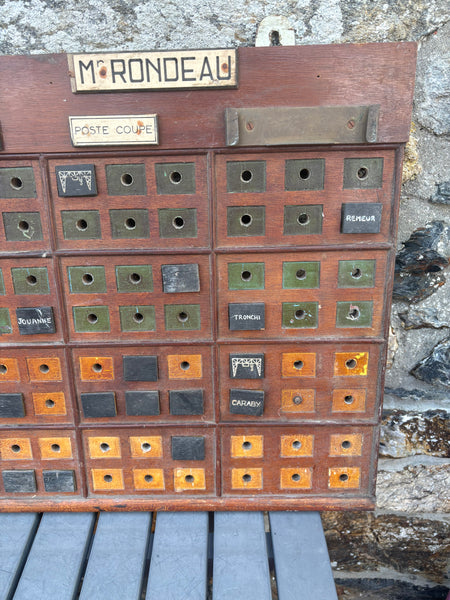 Tableau d’usine ancien de pointage et de présence du personnel – Congés, absents, blessés, malades