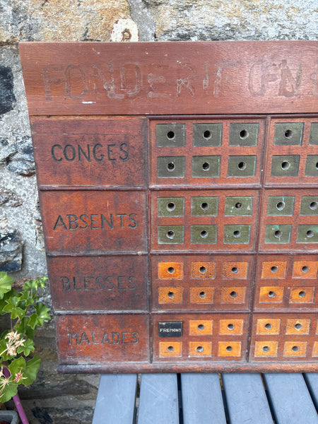 Tableau d’usine ancien de pointage et de présence du personnel – Congés, absents, blessés, malades