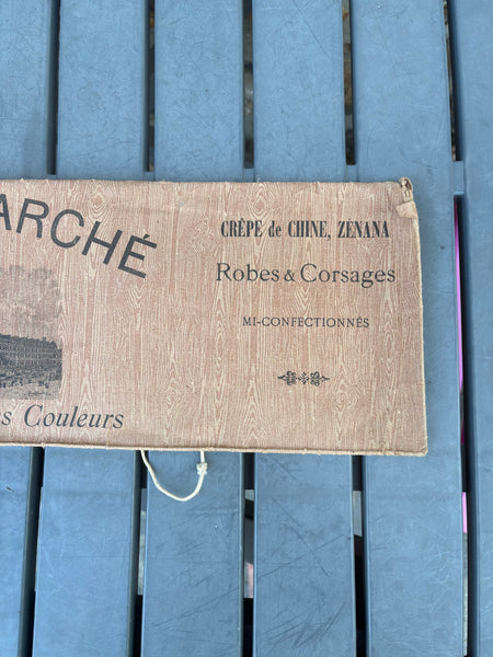 Pochette de transport en papier cartonné Au Bon Marché – Comptoir des Soieries Couleurs