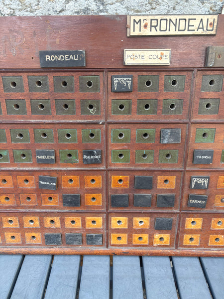 Tableau d’usine ancien de pointage et de présence du personnel – Congés, absents, blessés, malades