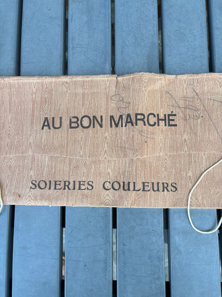 Pochette de transport en papier cartonné Au Bon Marché – Comptoir des Soieries Couleurs