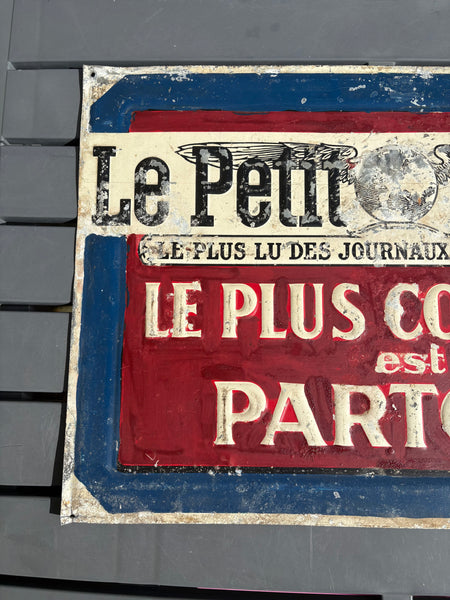 Plaque publicitaire ancienne "Le Petit Parisien" – Aluminium avec repeinture