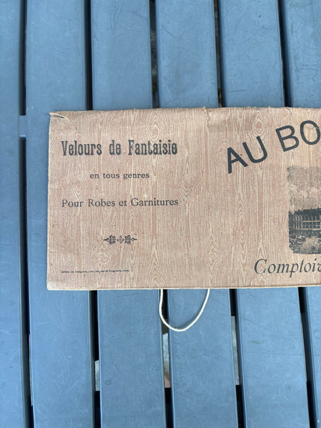 Pochette de transport en papier cartonné Au Bon Marché – Comptoir des Soieries Couleurs