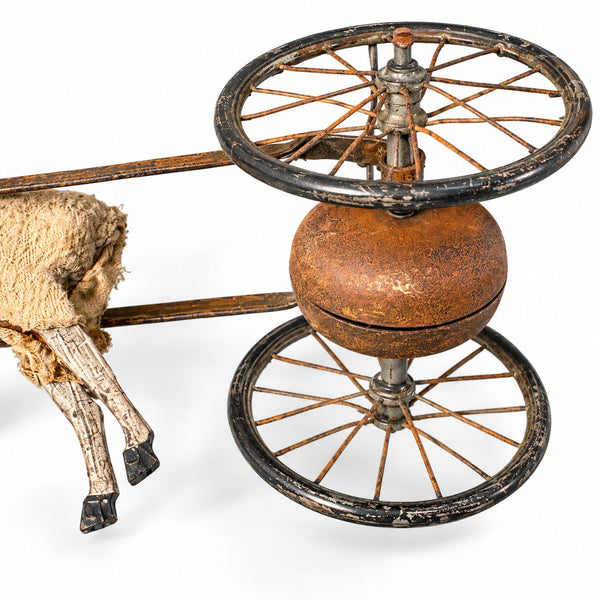 Petit jouet ancien à tirer du XIXe siècle – chèvre attelée à un chariot métallique avec sonnette, 19 cm