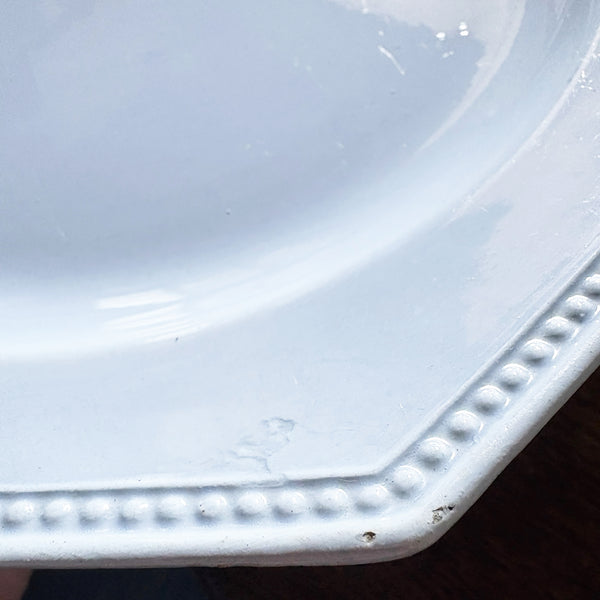 Assiette plate octogonale ancienne Creil & Montereau – modèle à perles – bleu pâle – 24,5 cm