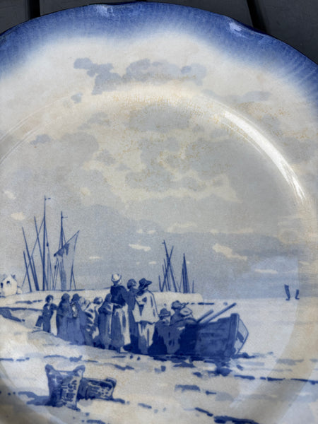 Assiette plate ancienne en faïence de Sarreguemines modèle Marines (1890-1918)