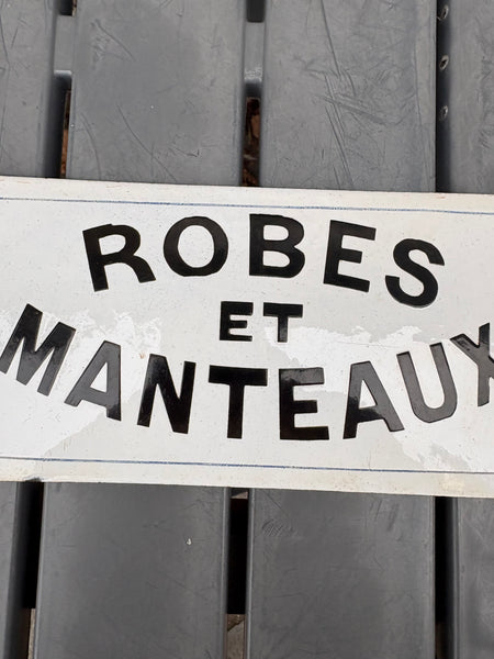 Ancienne plaque émaillée « Robes et manteaux » – Signalétique de boutique ancienne