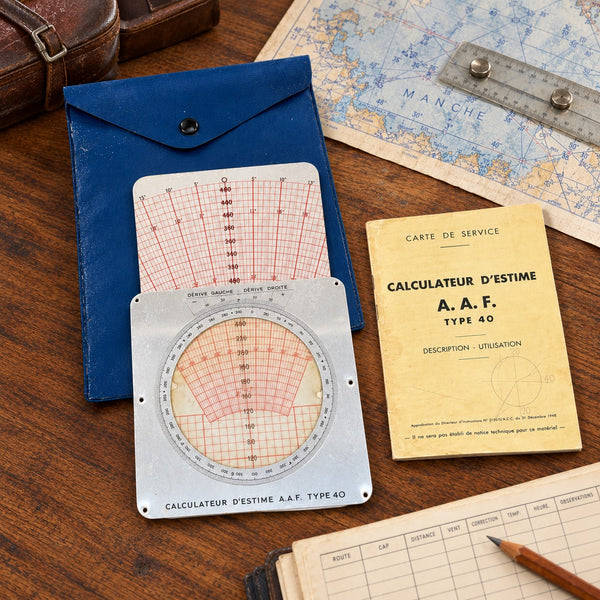 Calculateur d’estime A.A.F. Type 40 – Instrument ancien de navigation aérienne avec étui et notice d’origine