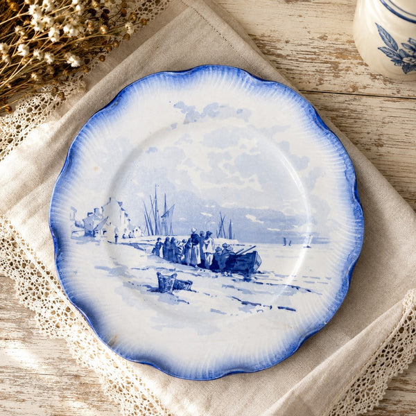 Assiette plate ancienne en faïence de Sarreguemines modèle Marines (1890-1918)