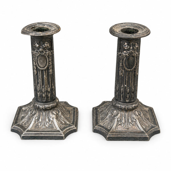 Paire de bougeoirs en métal argenté Victor Saglier, style Louis XVI