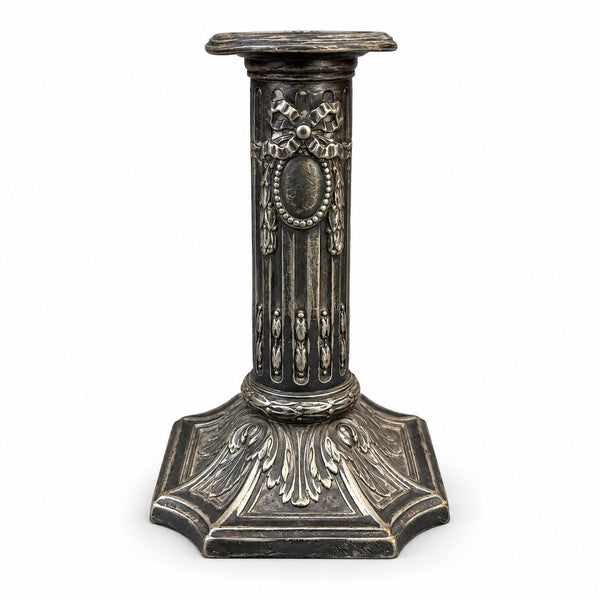 Paire de bougeoirs en métal argenté Victor Saglier, style Louis XVI