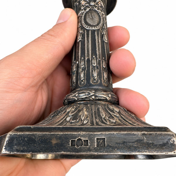 Paire de bougeoirs en métal argenté Victor Saglier, style Louis XVI