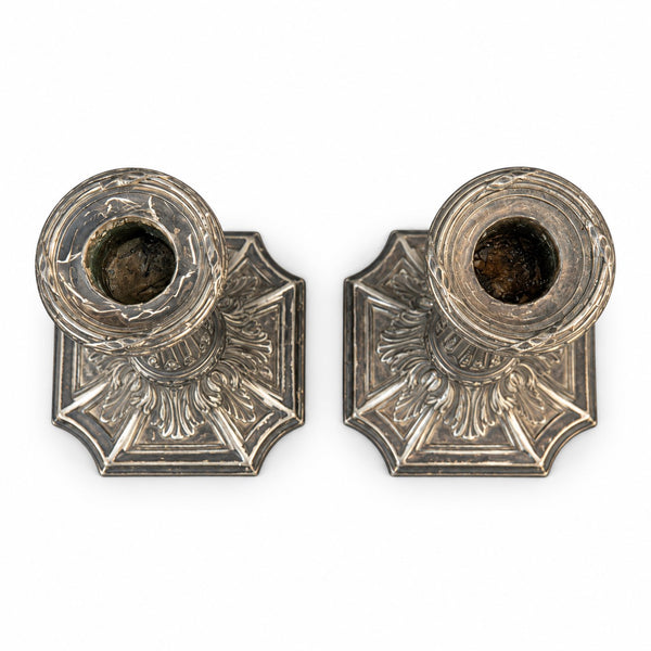 Paire de bougeoirs en métal argenté Victor Saglier, style Louis XVI