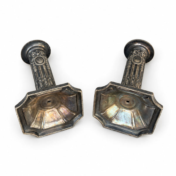 Paire de bougeoirs en métal argenté Victor Saglier, style Louis XVI