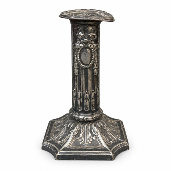 Paire de bougeoirs en métal argenté Victor Saglier, style Louis XVI
