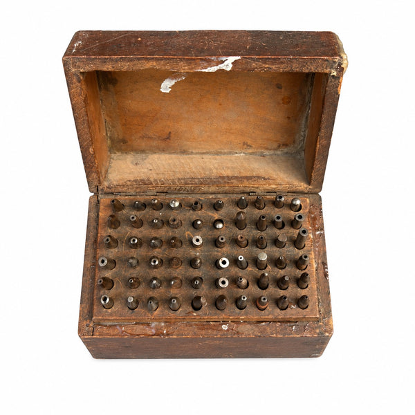 Ancien coffret de 60 rivoirs d'horlogerie en acier – Outillage d'horloger