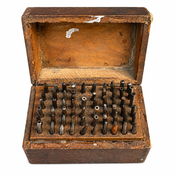 Ancien coffret de 60 rivoirs d'horlogerie en acier – Outillage d'horloger