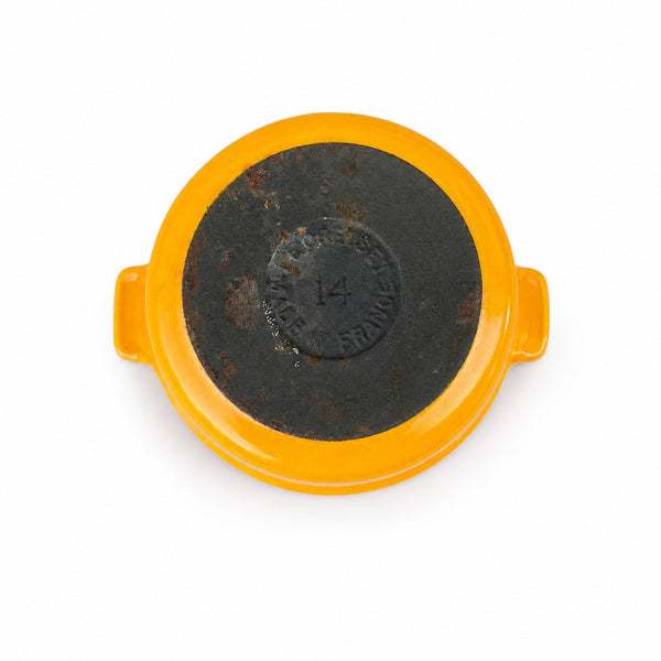 Mini cocotte ancienne en fonte émaillée orange et blanche – diamètre 14 cm