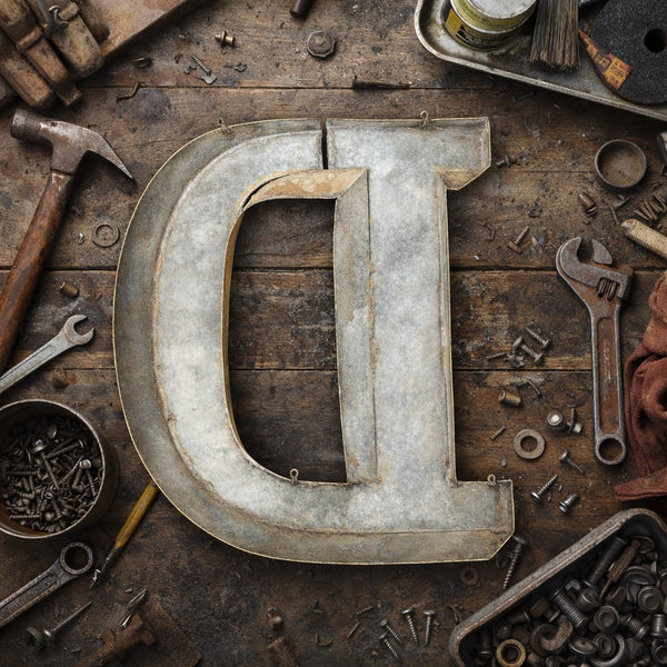 Ancienne lettre « D » en zinc – Enseigne de magasin début XXᵉ siècle – 25,5 cm