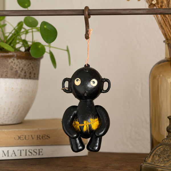 Ancien personnage publicitaire Mi-Cho-Ko La Pie qui Chante en plastique noir avec jupe en fibres jaunes – Années 1960-1970