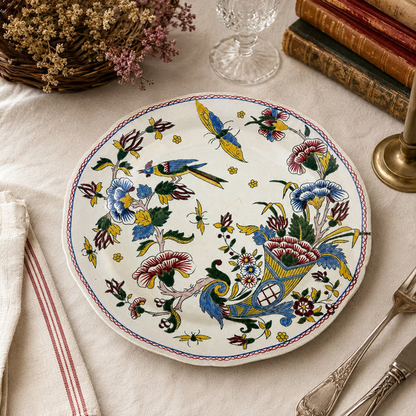 Assiette ancienne en faïence de Gien modèle Corne d'abondance à décor polychrome aux oiseaux, fleurs et papillons