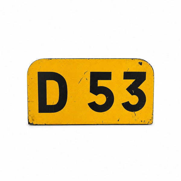 Ancienne plaque de route départementale « D 53 » en tôle peinte jaune et noire