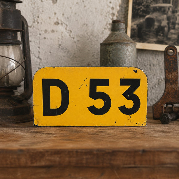 Ancienne plaque de route départementale « D 53 » en tôle peinte jaune et noire