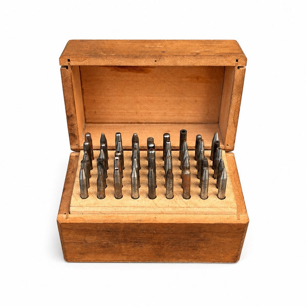 Ancien coffret de 45 rivoirs d'horlogerie en acier – Outillage d'horloger