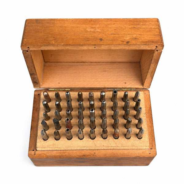 Ancien coffret de 45 rivoirs d'horlogerie en acier – Outillage d'horloger