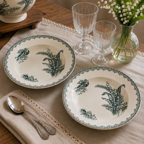 Paire d'assiettes creuses en terre de fer St Amandinoise St Amand, modèle Muguet
