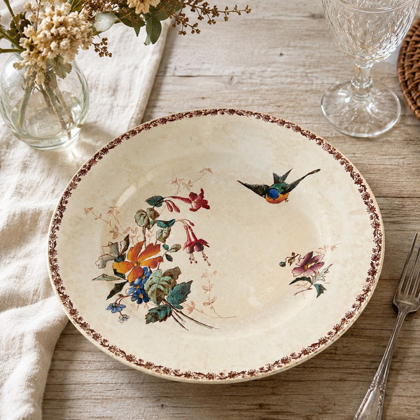 Ancienne assiette en faïence polychrome Choisy-le-Roi décor oiseau distribuée par E. Bourgeois Paris – Fin XIXᵉ siècle