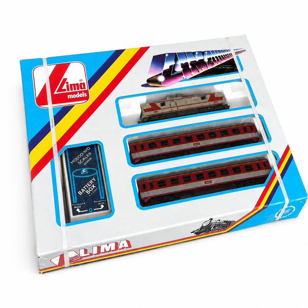 Coffret train électrique vintage Lima SNCF BB 9531 jamais ouvert avec 2 voitures – boîte 101800 B
Description

Coffret de train électrique Lima models comprenant une locomotive SNCF BB 9531 et deux voitures voyageurs SNCF, présenté dans sa boîte d’origine.

Le coffret est en très bon état et n’a jamais été ouvert. Il est conservé dans sa boîte d’origine.

Le coffret a été acheté 185 francs à La Samaritaine, comme l’indique l’étiquette de prix conservée sur l’emballage.

Caractéristiques
Fabricant : Lima
Mar