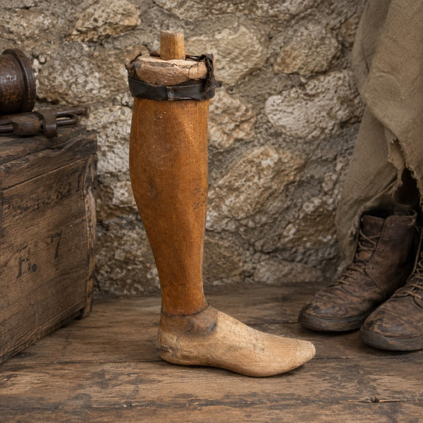 Ancienne prothèse tibiale – jambe en bois, pièce de cabinet de curiosités