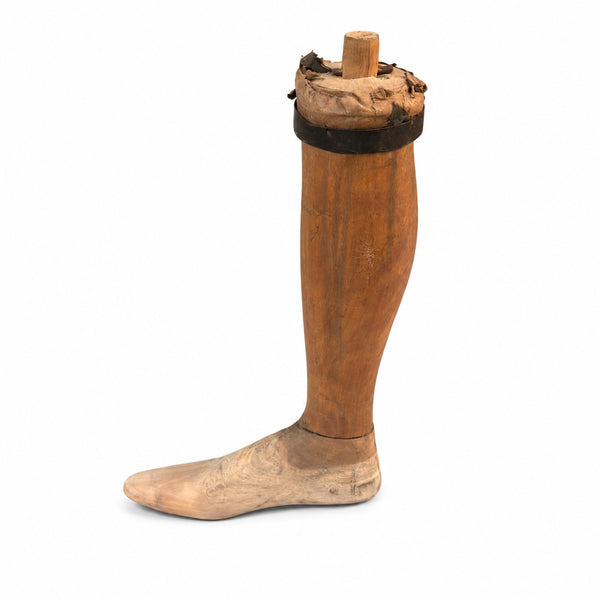 Ancienne prothèse tibiale – jambe en bois, pièce de cabinet de curiosités