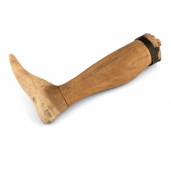 Ancienne prothèse tibiale – jambe en bois, pièce de cabinet de curiosités