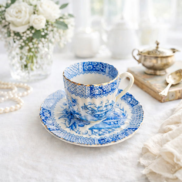Tasse et soucoupe ancienne en porcelaine anglaise – décor bleu floral